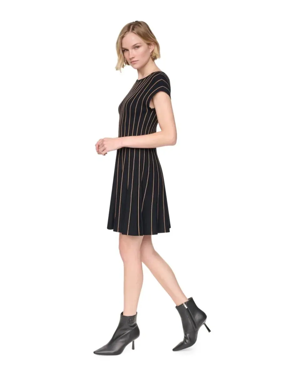 Платье-трапеция с ребристым трикотажем, с коротким рукавом DKNY — изображение 3 из 6, черный
