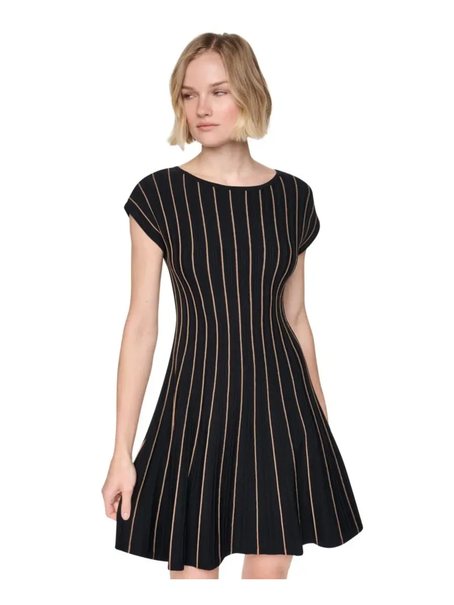 Платье-трапеция с ребристым трикотажем, с коротким рукавом DKNY — изображение 4 из 6, черный