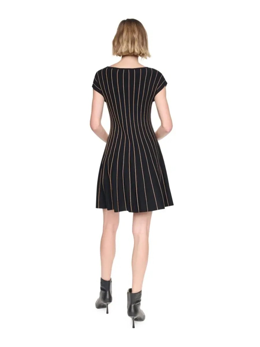 Платье-трапеция с ребристым трикотажем, с коротким рукавом DKNY — изображение 6 из 6, черный