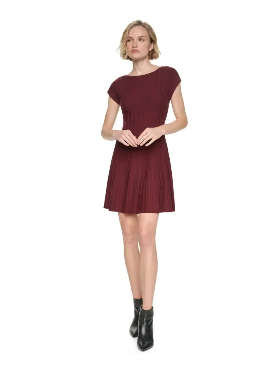 Платье-трапеция с ребристым трикотажем, с коротким рукавом DKNY — изображение 1 из 6, бордовый