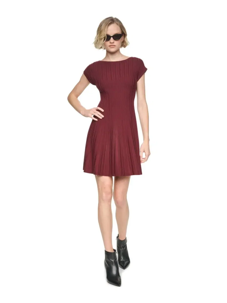 Платье-трапеция с ребристым трикотажем, с коротким рукавом DKNY — изображение 2 из 6, бордовый