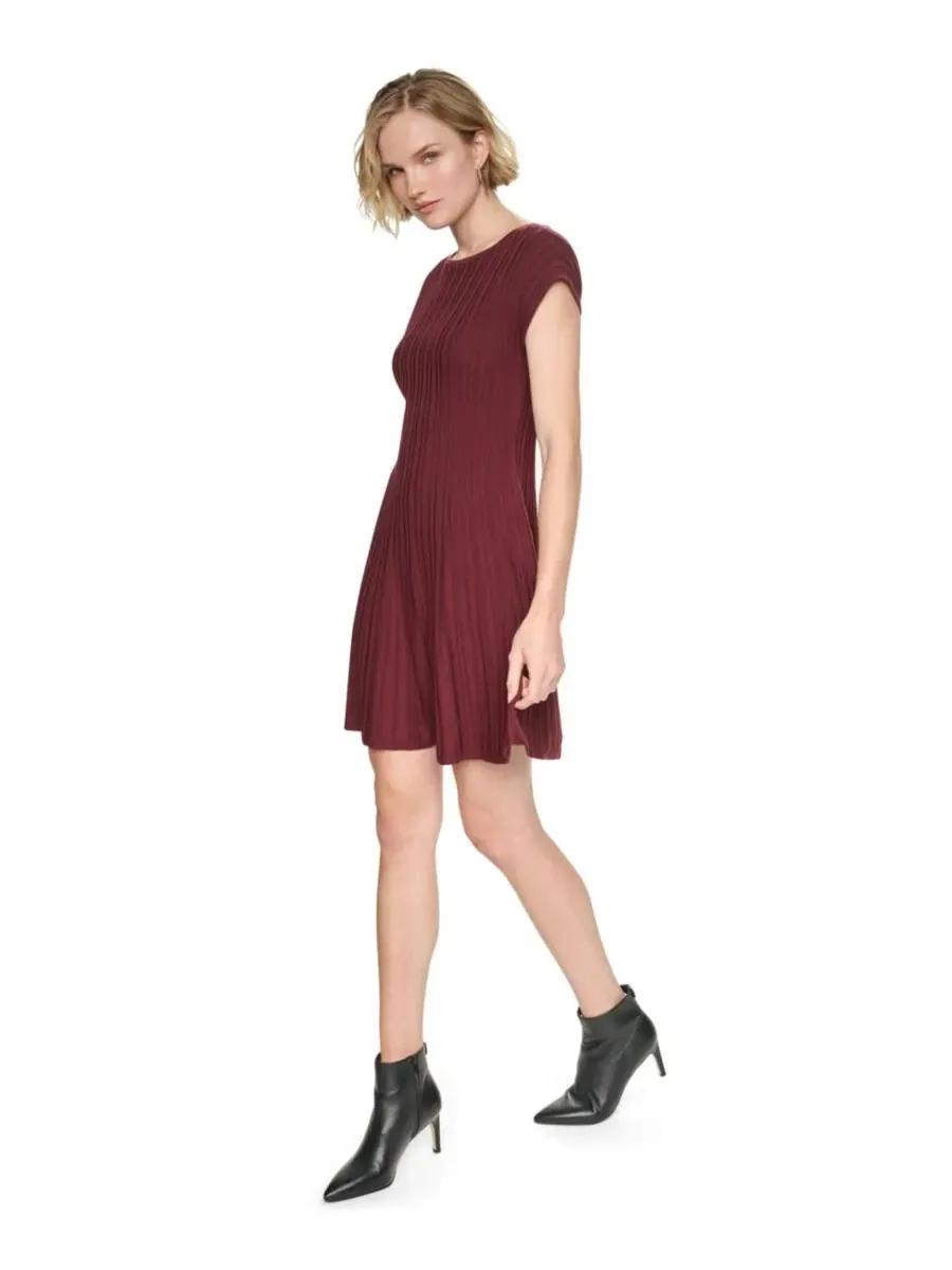 Платье-трапеция с ребристым трикотажем, с коротким рукавом DKNY — изображение 3 из 6, бордовый