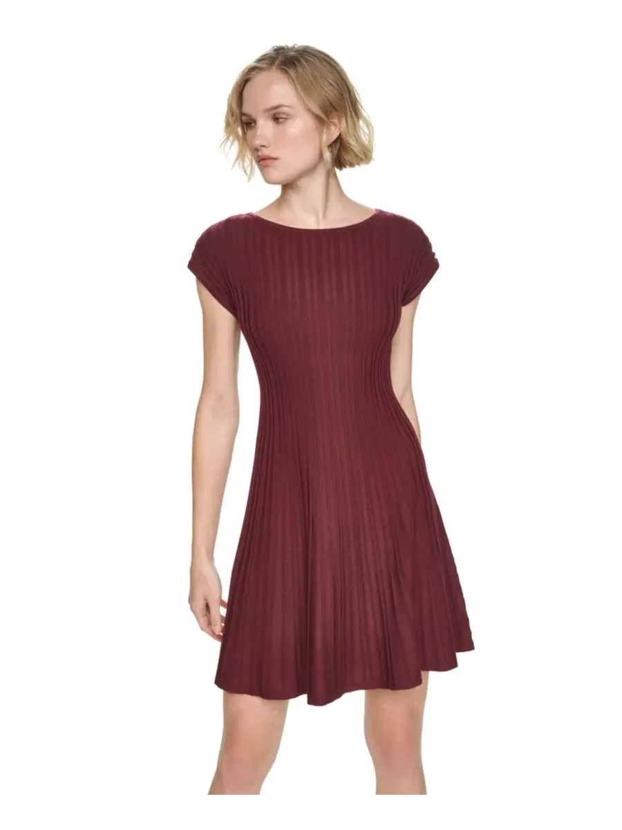 Платье-трапеция с ребристым трикотажем, с коротким рукавом DKNY — изображение 4 из 6, бордовый