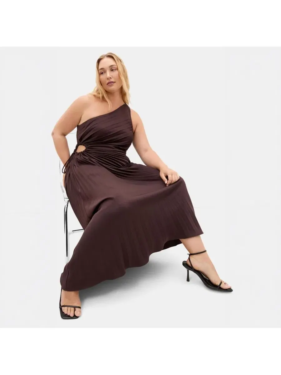 Платье макси с одним плечом Aliza One Shoulder Pleat Maxi Dress, City Chic — изображение 3 из 5, шоколад
