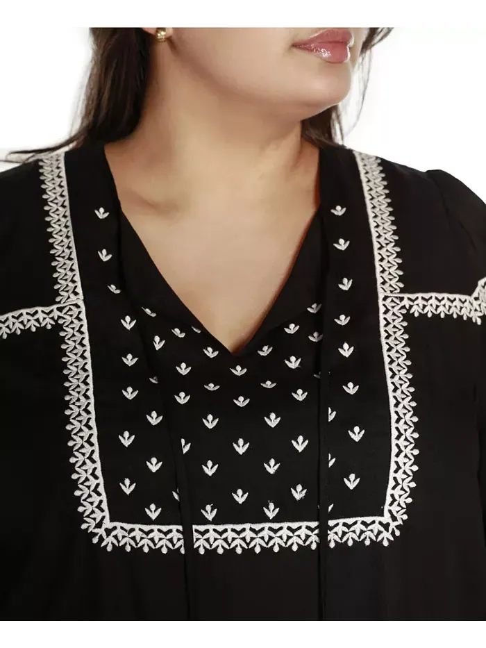 Блузон-топ Black Label Plus Size с вышивкой и завязкой на шее Belldini — изображение 4 из 4, черный