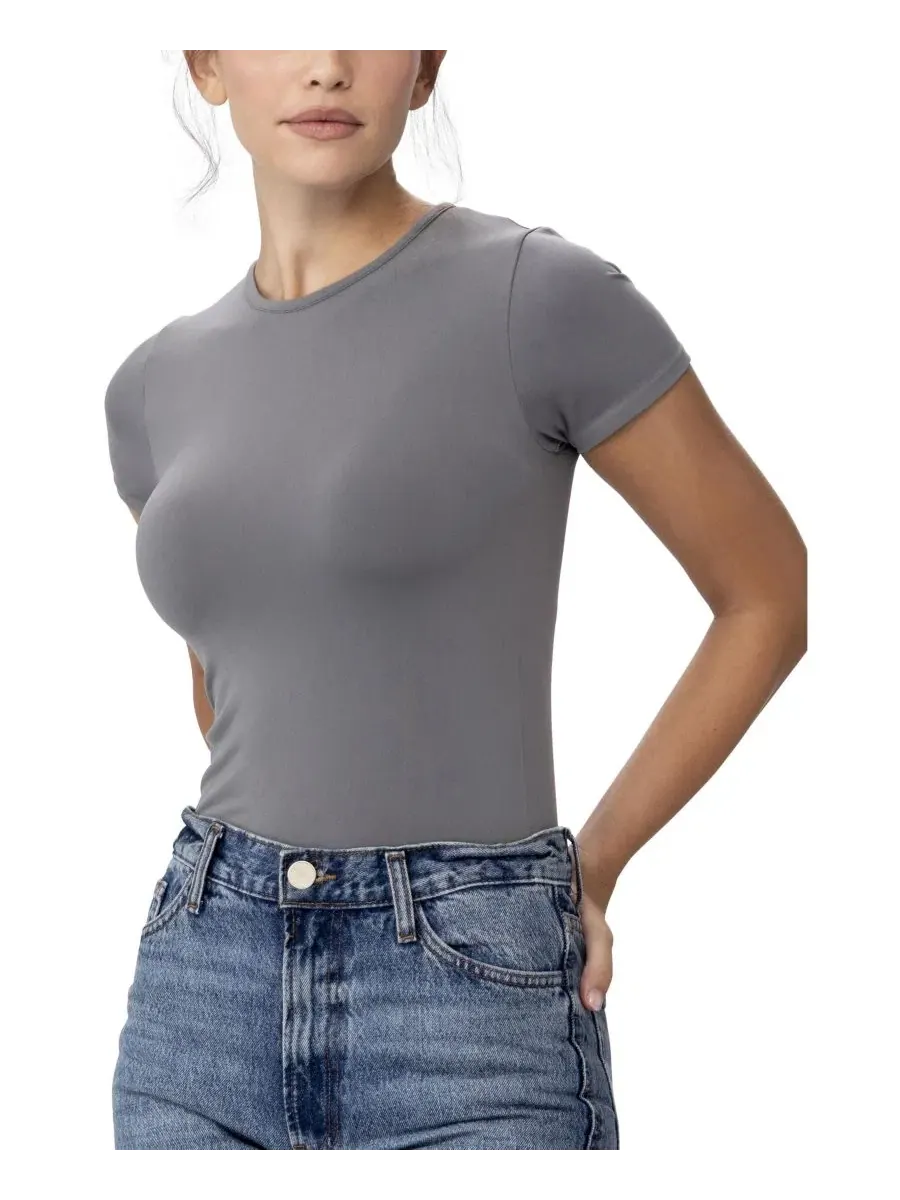 Футболка женская с коротким рукавом и круглым вырезом, модель The Perfect Short-Sleeve Crewneck — изображение 3 из 4