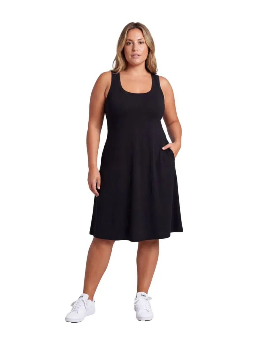 Платье-трапеция из рифленого трикотажа с карманами 24seven Comfort Apparel — черный