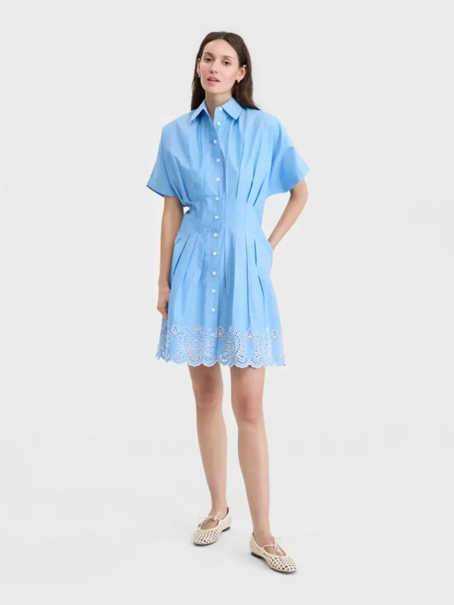Платье-рубашка мини с вышивкой по подолу, модель Cutwork-Hem Mini Shirtdress On 34th — изображение 1 из 4, синий