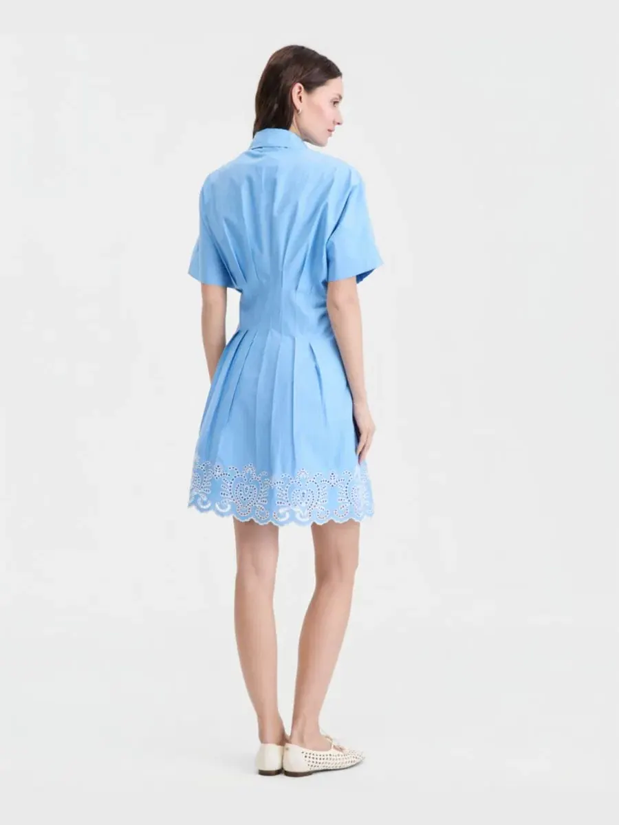 Платье-рубашка мини с вышивкой по подолу, модель Cutwork-Hem Mini Shirtdress On 34th — изображение 2 из 4, синий