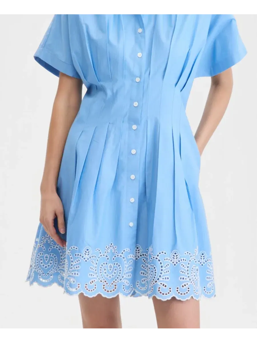 Платье-рубашка мини с вышивкой по подолу, модель Cutwork-Hem Mini Shirtdress On 34th — изображение 3 из 4, синий