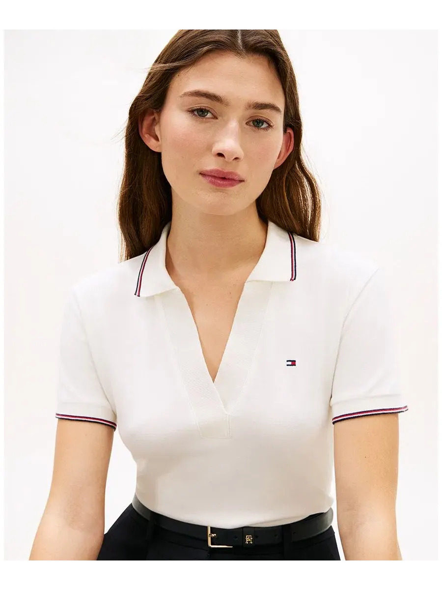 Женская футболка-поло с коротким рукавом и воротником-стойкой Johnny Collar Tommy Hilfiger — изображение 3 из 4, экру