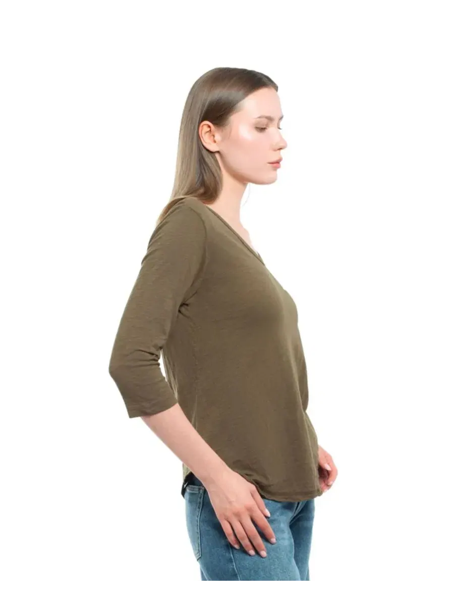 Женская футболка WILT с рукавом 3/4 и V-образным вырезом Wilt Clothing — изображение 4 из 4, темный оливковый