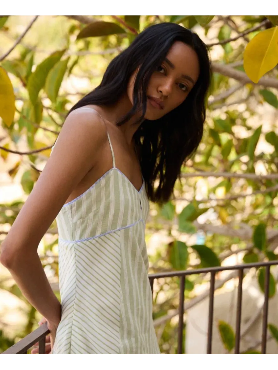 Платье миди с принтом в полоску, модель Striped High-Low BCBG — изображение 9 из 11, белый