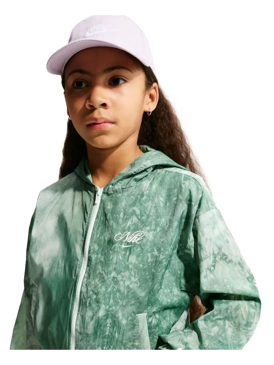 Спортивная куртка-бомбер для девочек 7-16 лет от Sportswear Club Nike — изображение 2 из 5, зеленый