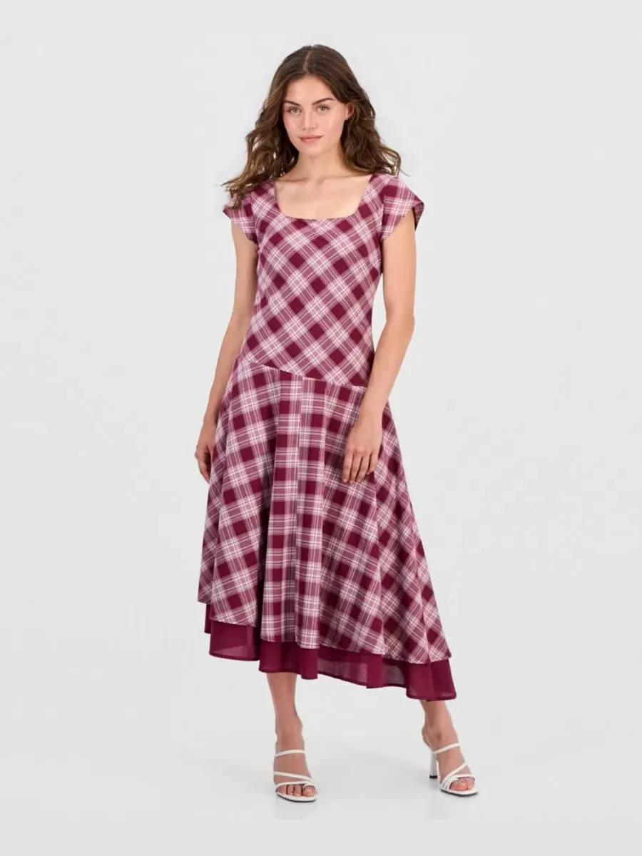 Платье макси с асимметричным подолом и квадратным вырезом, модель Petite Plaid Asymmetrical — изображение 1 из 5, винный