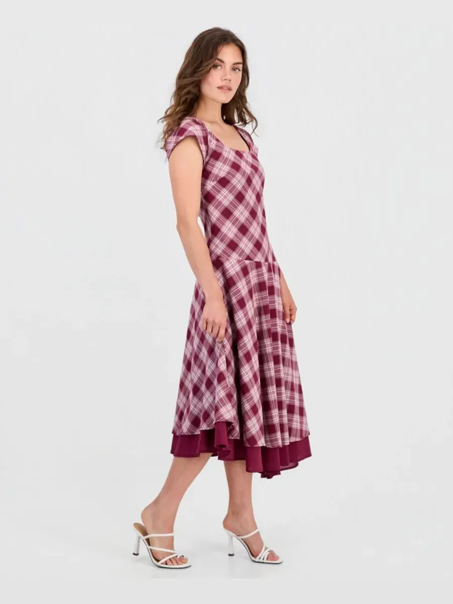 Платье макси с асимметричным подолом и квадратным вырезом, модель Petite Plaid Asymmetrical — изображение 2 из 5, винный