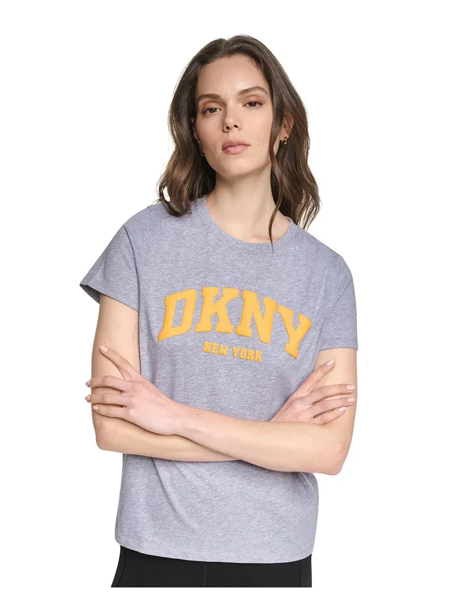 Футболка женская свободного кроя с объемным логотипом Varsity DKNY Sport, Pgh/Taxi Cab