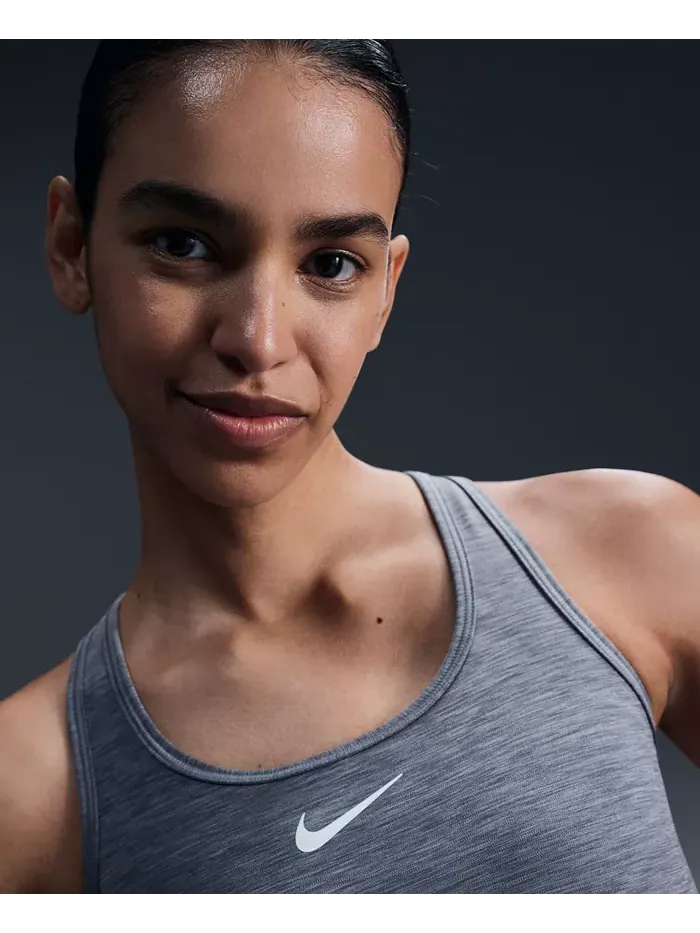 Женский спортивный бюстгальтер с мягкой подкладкой Swoosh Nike — изображение 1 из 10, серый/белый