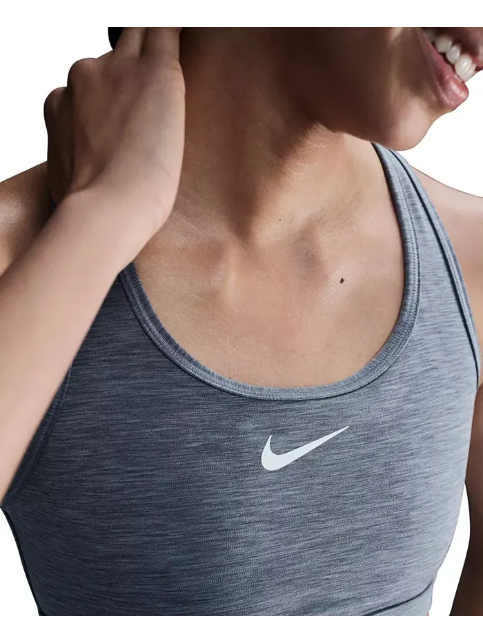 Женский спортивный бюстгальтер с мягкой подкладкой Swoosh Nike — изображение 5 из 10, серый/белый