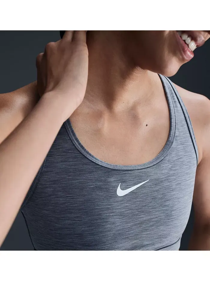 Женский спортивный бюстгальтер с мягкой подкладкой Swoosh Nike — изображение 8 из 10, серый/белый