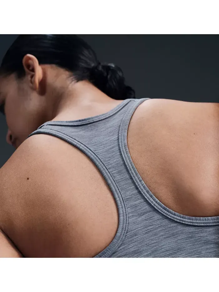 Женский спортивный бюстгальтер с мягкой подкладкой Swoosh Nike — изображение 10 из 10, серый/белый