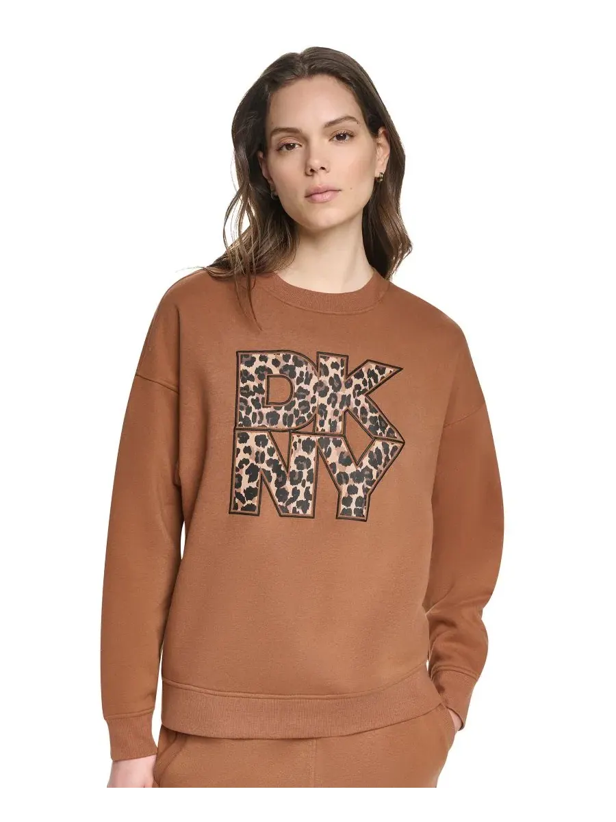 Женский свитшот с графическим принтом Stacked Puff Outline DKNY Sport — изображение 1 из 5, карамель