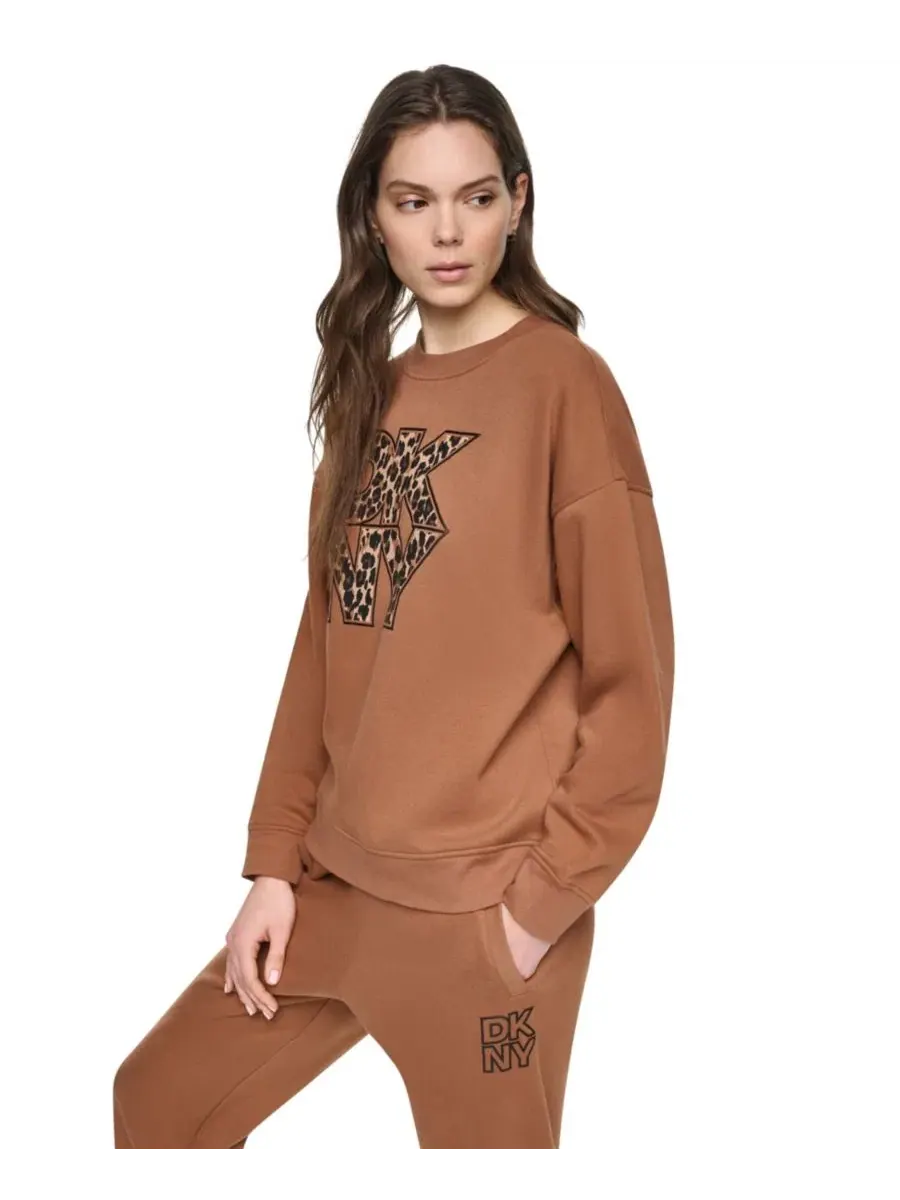 Женский свитшот с графическим принтом Stacked Puff Outline DKNY Sport — изображение 3 из 5, карамель