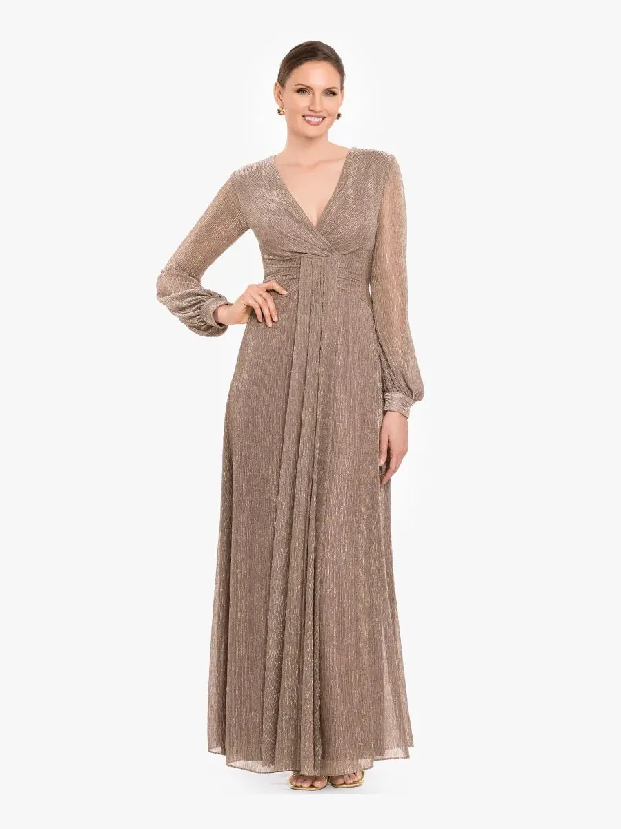 Бальное платье с V-образным вырезом и длинным рукавом, модель Crinkled V-Neck Ball Gown Betsy & Adam — золотистый
