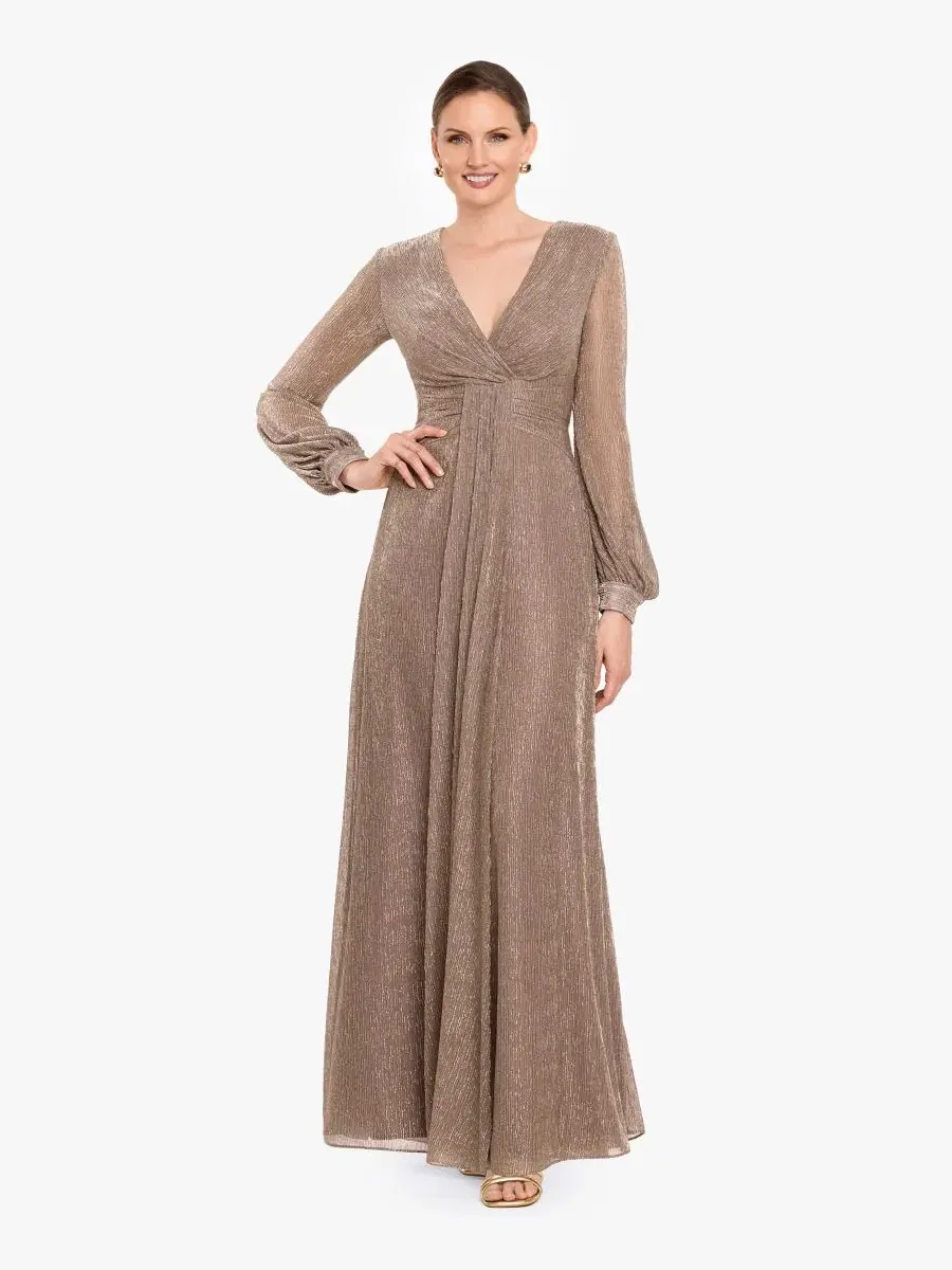 Бальное платье с V-образным вырезом и длинным рукавом, модель Crinkled V-Neck Ball Gown Betsy & Adam — изображение 3 из 8