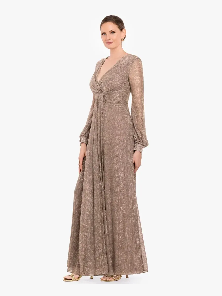 Бальное платье с V-образным вырезом и длинным рукавом, модель Crinkled V-Neck Ball Gown Betsy & Adam — изображение 4 из 8