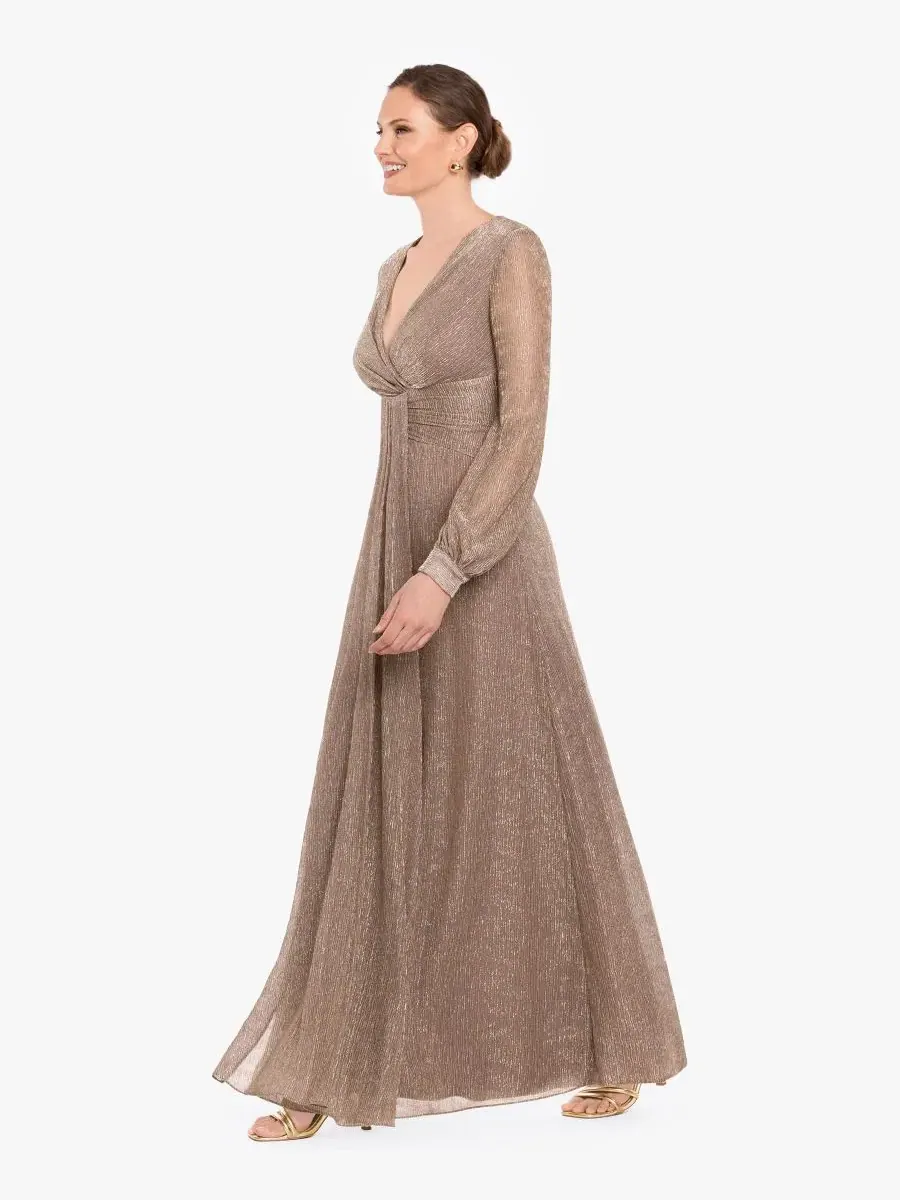 Бальное платье с V-образным вырезом и длинным рукавом, модель Crinkled V-Neck Ball Gown Betsy & Adam — изображение 5 из 8