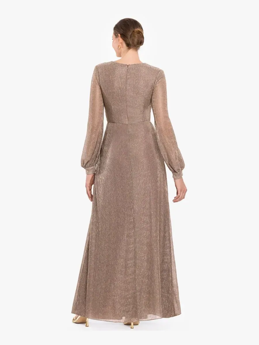 Бальное платье с V-образным вырезом и длинным рукавом, модель Crinkled V-Neck Ball Gown Betsy & Adam — изображение 8 из 8
