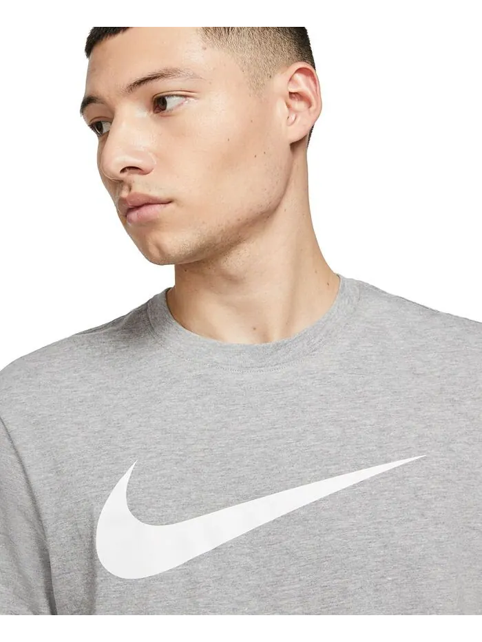 Мужская футболка Sportswear с короткими рукавами и круглым вырезом Swoosh Nike — изображение 3 из 5, темный серый/белый