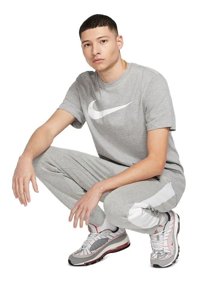 Мужская футболка Sportswear с короткими рукавами и круглым вырезом Swoosh Nike — изображение 4 из 5, темный серый/белый