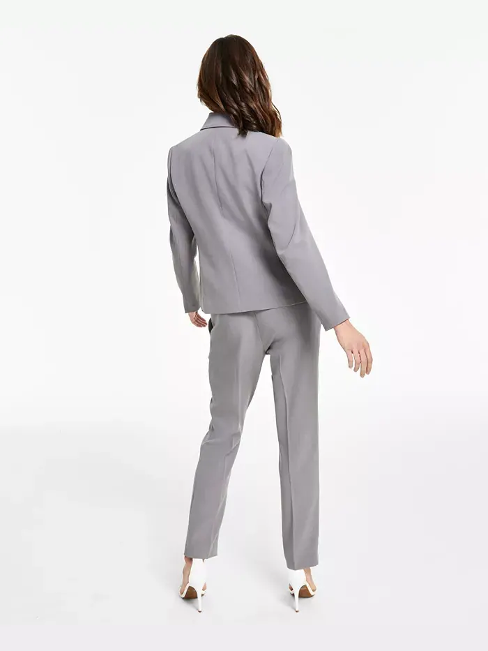 Женский креповый брючный костюм с одной пуговицей, Regular & Petite Le Suit — изображение 2 из 5, серый