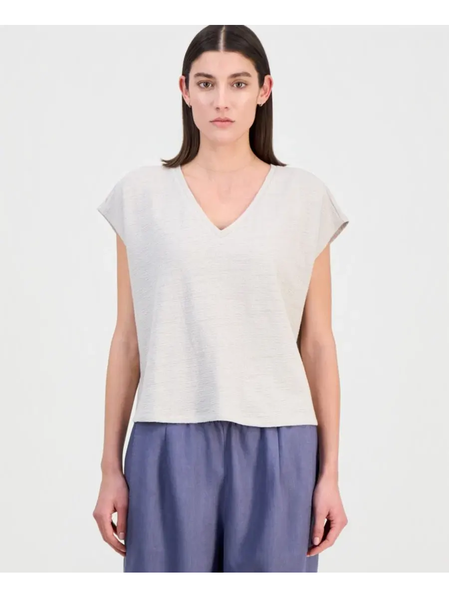 Женская хлопковая жаккардовая блузка с V-образным вырезом Eileen Fisher — изображение 1 из 4, мел