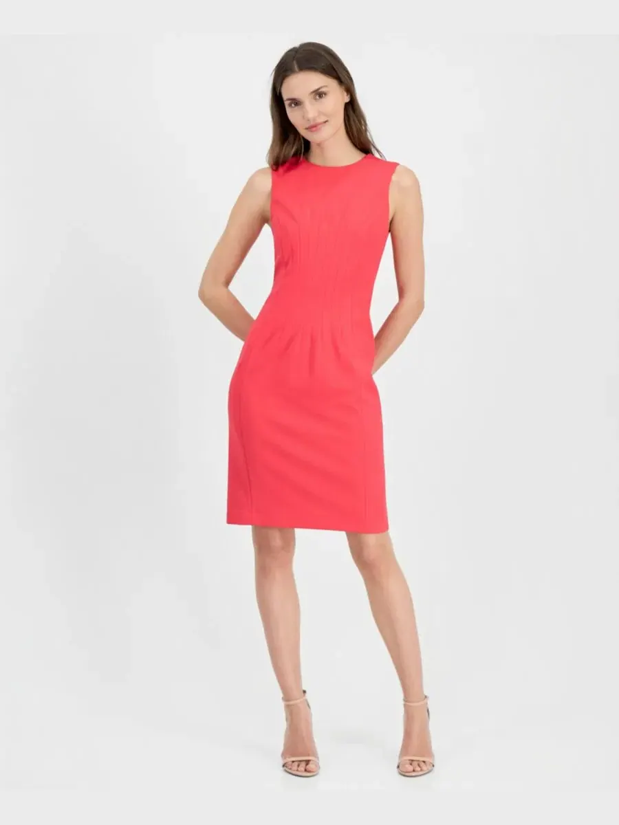 Платье-футляр без рукавов с jewel-вырезом, модель Jewel-Neck Sleeveless Scuba Sheath Dress Anne — изображение 1 из 3