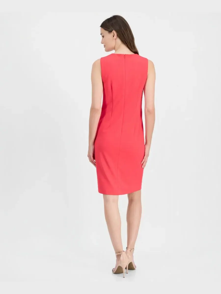Платье-футляр без рукавов с jewel-вырезом, модель Jewel-Neck Sleeveless Scuba Sheath Dress Anne — изображение 2 из 3