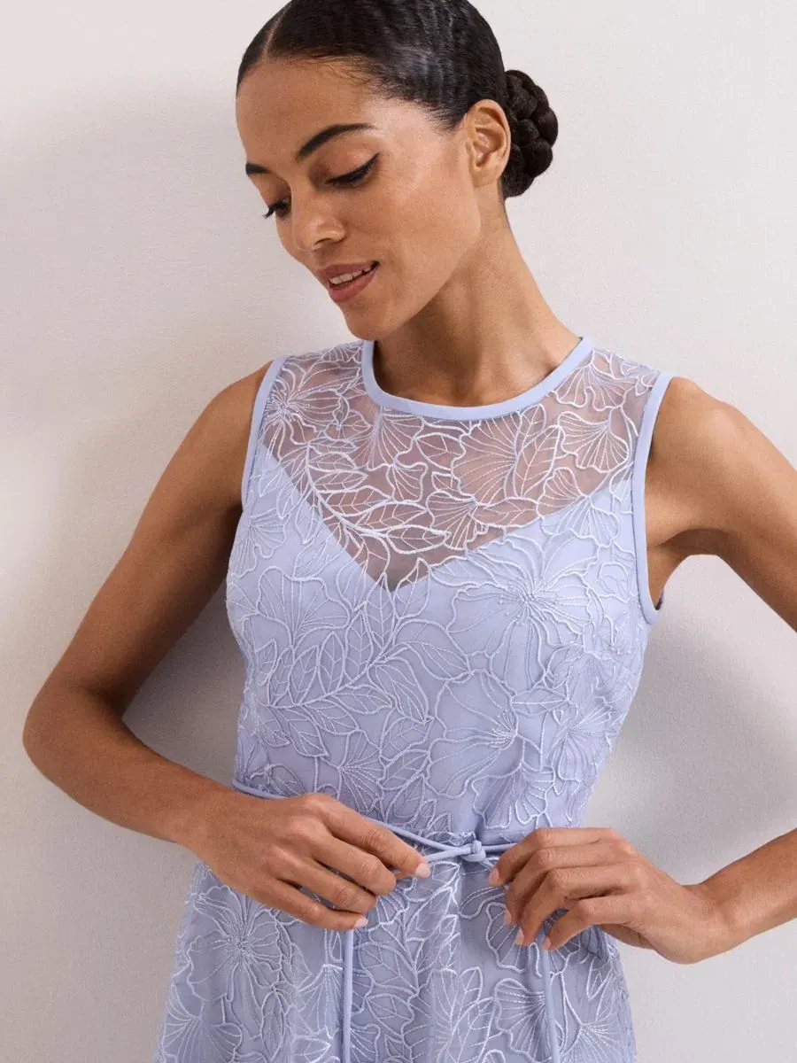 Платье с вышивкой и кружевом Sakura Floral Embroidered Lace Phase Eight — изображение 4 из 7, бледный синий