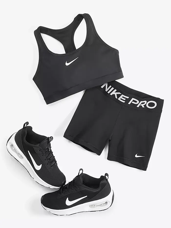 Женский спортивный бра с подкладкой Swoosh средней поддержки, шорты 3" и повседневные кроссовки Air — изображение 3 из 3