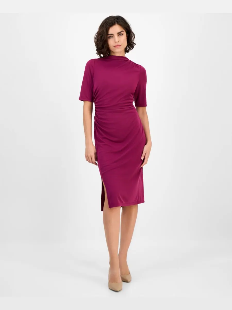 Женское платье с воротником-хомутом и боковыми сборками Anne Klein — изображение 1 из 3, винный