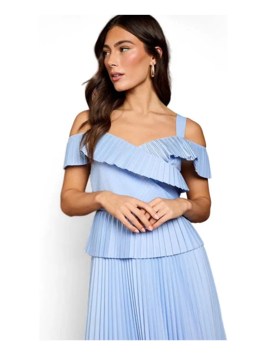 Платье миди с V-образным вырезом и плиссировкой, модель Pleated V-Neck Midi Coast — изображение 2 из 6, светлый синий