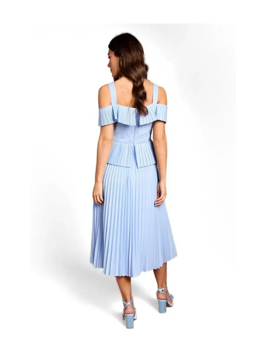Платье миди с V-образным вырезом и плиссировкой, модель Pleated V-Neck Midi Coast — изображение 3 из 6, светлый синий
