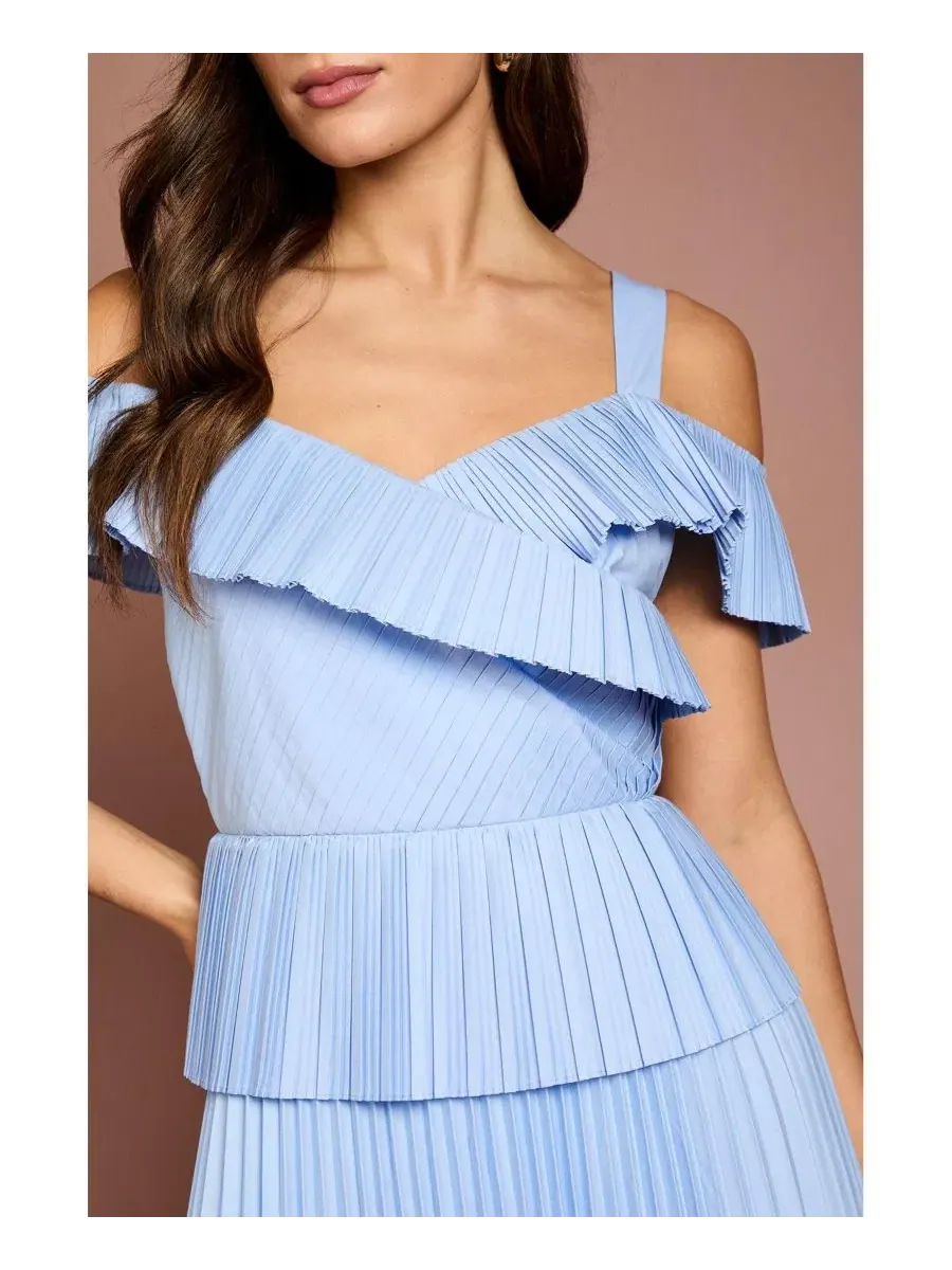 Платье миди с V-образным вырезом и плиссировкой, модель Pleated V-Neck Midi Coast — изображение 5 из 6, светлый синий