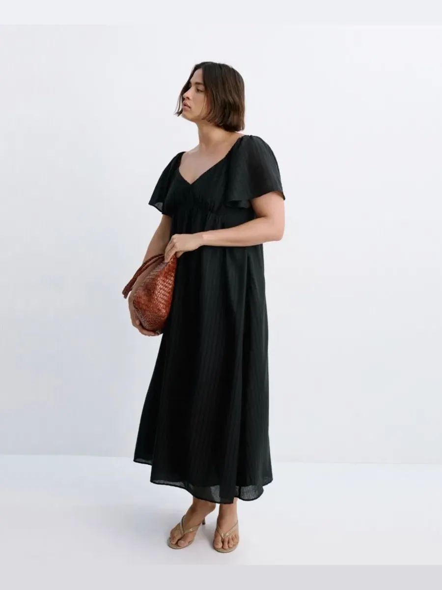 Платье миди с принтом и сборкой сзади, модель Gathered Detail Textured Dress MANGO — изображение 6 из 17, черный