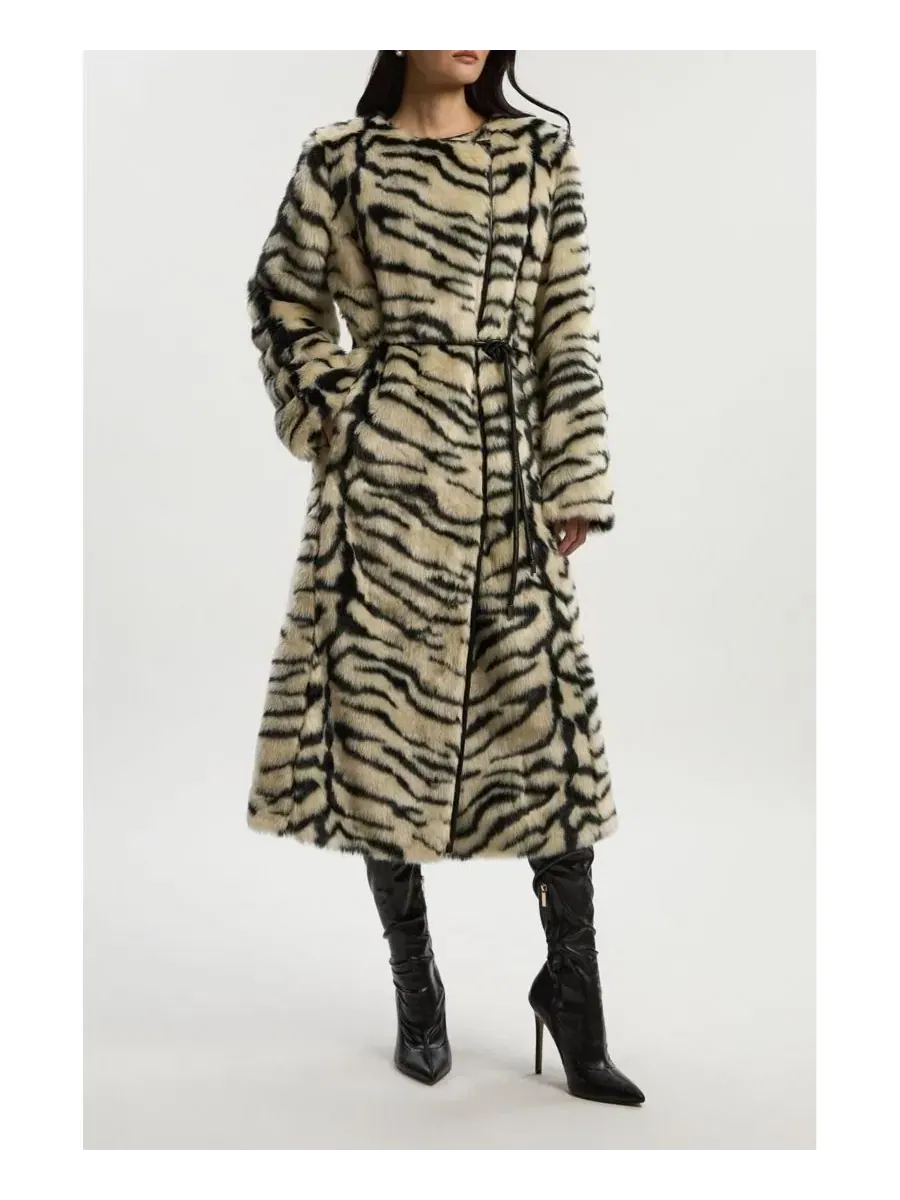 Пальто миди из искусственного меха с поясом, модель Zebra Print Karen Millen — изображение 5 из 7, мульти