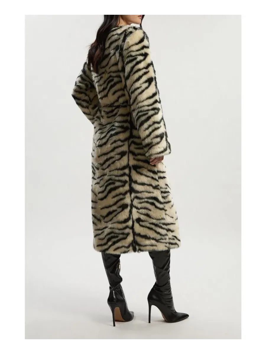 Пальто миди из искусственного меха с поясом, модель Zebra Print Karen Millen — изображение 6 из 7, мульти