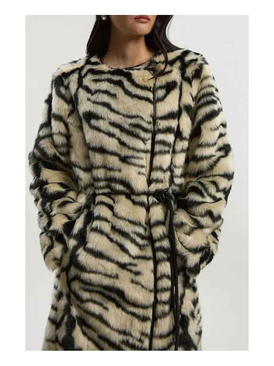 Пальто миди из искусственного меха с поясом, модель Zebra Print Karen Millen — изображение 7 из 7, мульти