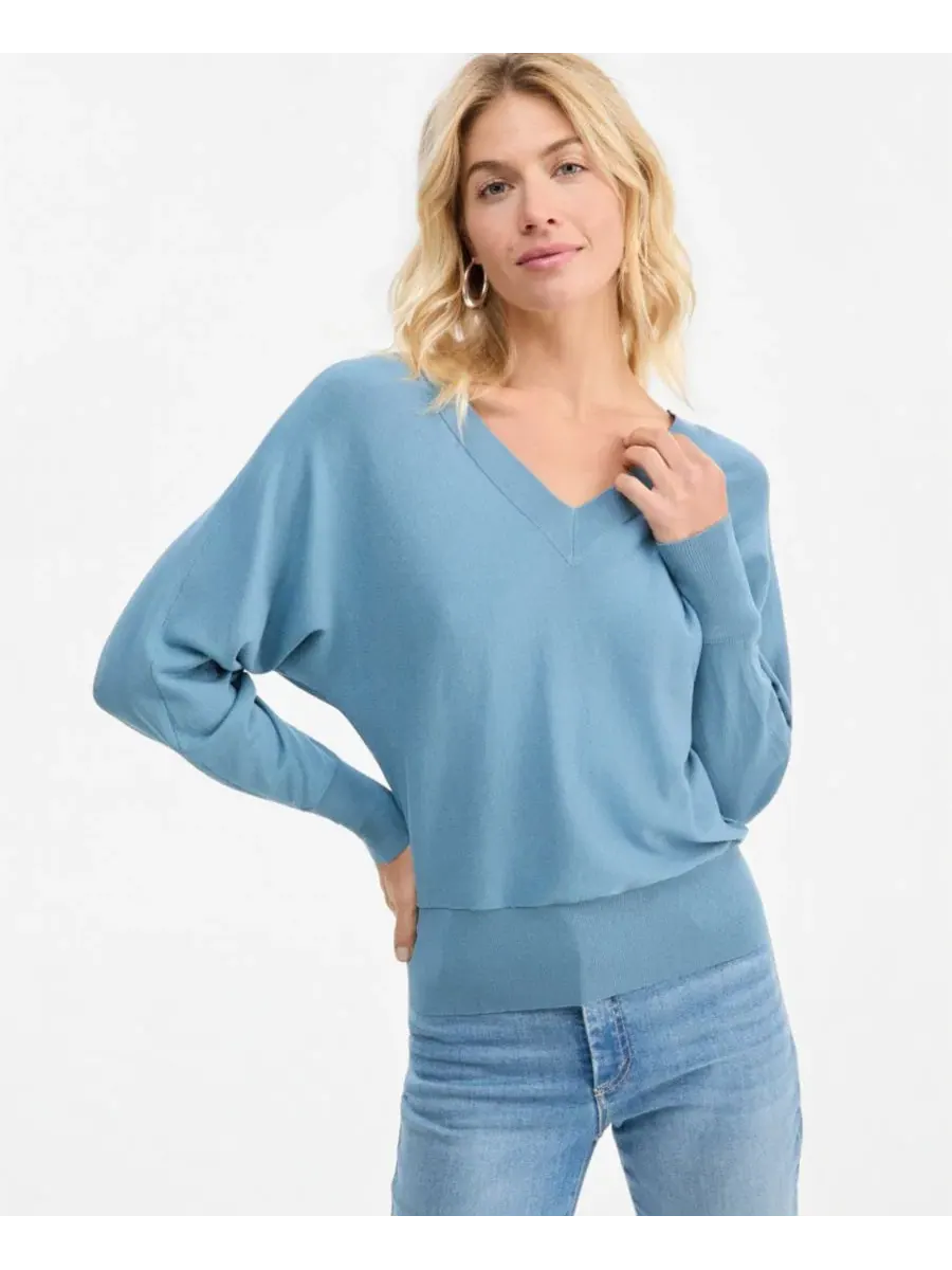 Женский свитер с двойным V-образным вырезом и рукавами-долман, модель Double V-Neck Dolman Sweater — изображение 1 из 4