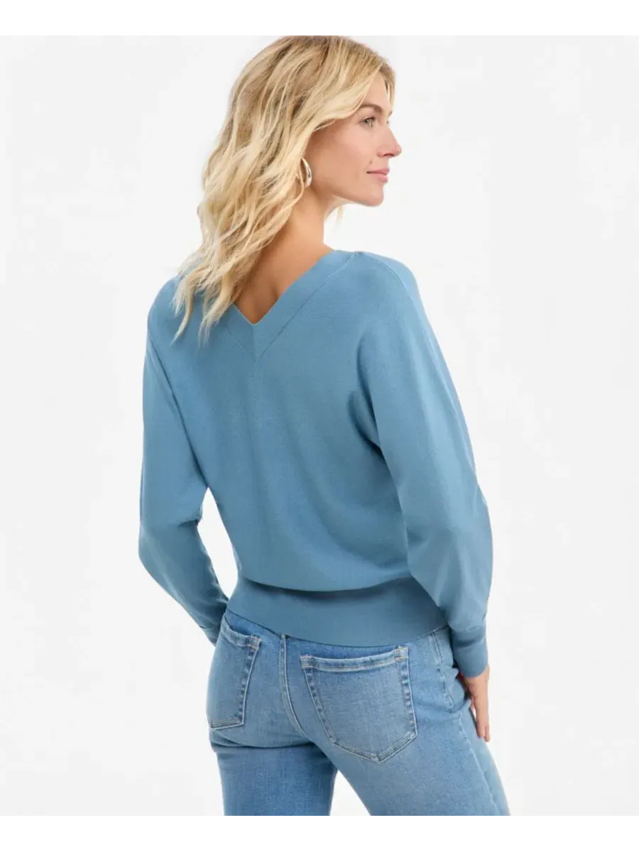 Женский свитер с двойным V-образным вырезом и рукавами-долман, модель Double V-Neck Dolman Sweater — изображение 2 из 4